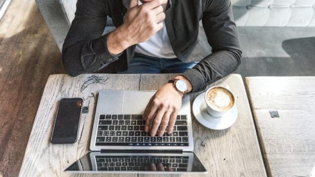 Pracownicy lubią pracę zdalną. Jak wówczas zapewnić bezpieczeństwo firmowych danych_min